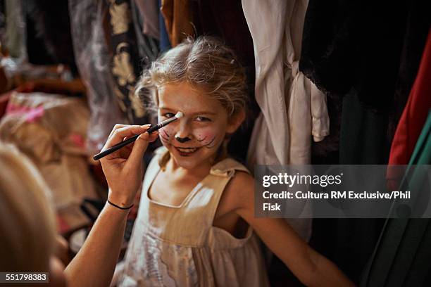 girl in theatre make up backstage - rm creatief stockfoto's en -beelden