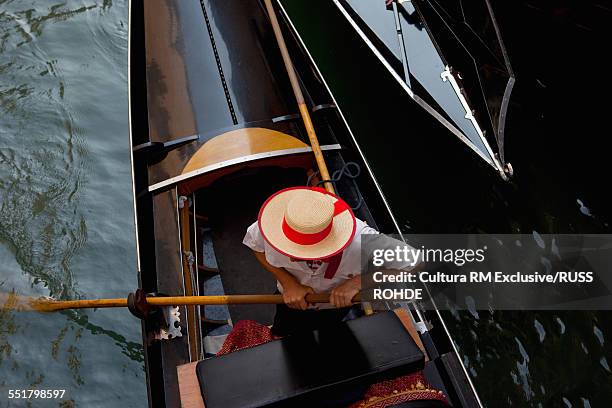 gondolier, venice, italy - gondola traditional boat stockfoto's en -beelden