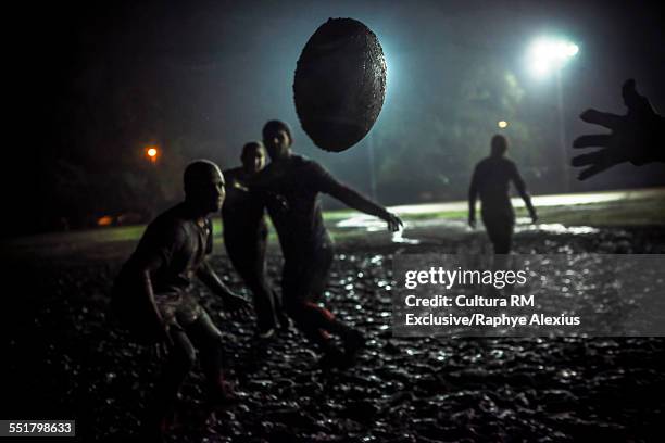 lateral pass, defensive line on muddy field - woodland hills los angeles imagens e fotografias de stock