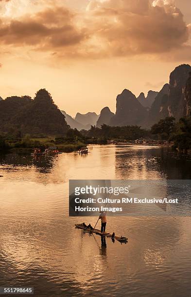 fisherman on river in yangshuo, guangxi province, china - lost river film stock-fotos und bilder