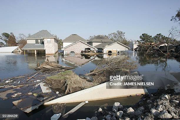 New Orleans, UNITED STATES: A levee panel lies amid flood waters at the 17th Street canal 06 September 2005 in Metairie, Louisiana near New Orleans...