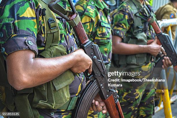 army soldiers holding a gun - sri lanka army bildbanksfoton och bilder