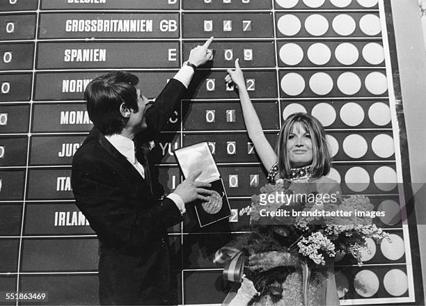 Grand Prix Euro Vision Song Contest 1967 in the Vienna Hofburg. The winner Sandy Shaw with the last year's winner Udo Jürgens. Photograph.