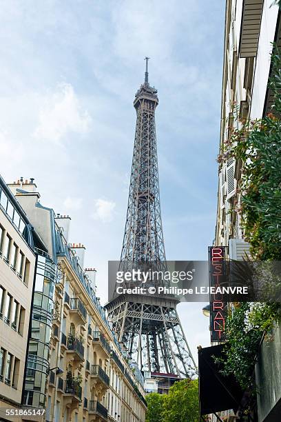 eiffel tower from a street in paris - eiffel tower restaurant stock pictures, royalty-free photos & images