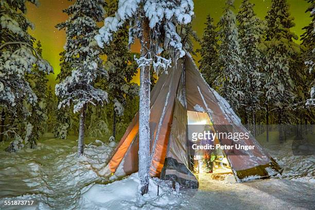 traditional lapland tepee in forest,sweden - aurora borealis kiruna stockfoto's en -beelden