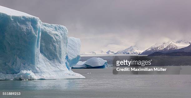 icebergs on lago argentino - upsala glacier stock pictures, royalty-free photos & images
