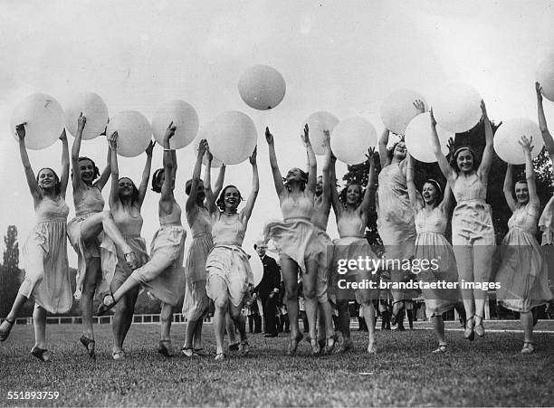 Ballet dancers with their play 'Danse of the balloons '. 23th May 1933. Photograph.