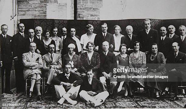 King Alfonso XIII. Of Spain and his wife Victoria Eugenie of Battenberg and the entire Spanish royal house. 18 February 1931 photograph.