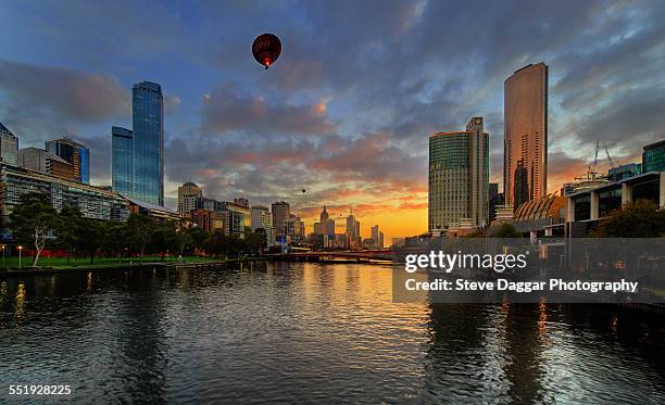 sunrise over melbourne with hot air ballooons - hot air balloon australia stockfoto's en -beelden