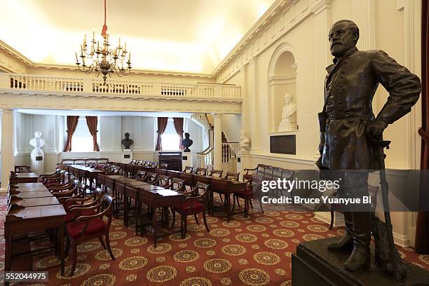 old house chamber with statue of robert lee - robert e lee stock pictures, royalty-free photos & images