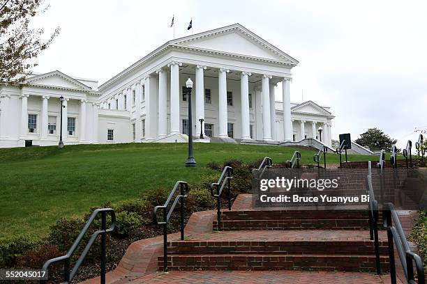 virginia state capitol - thomas lee virginia colonist stock pictures, royalty-free photos & images