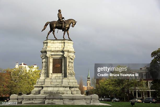 robert lee monument on monument avenue - monument avenue richmond stock-fotos und bilder