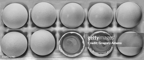 eggs from above, broken and whole in b&w - hatboro photos et images de collection