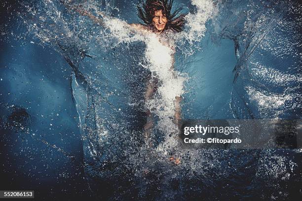 woman falling in to a pool - lanzarse al agua salpicar fotografías e imágenes de stock