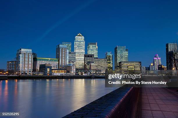 canary wharf at dusk - canary wharf stock-fotos und bilder