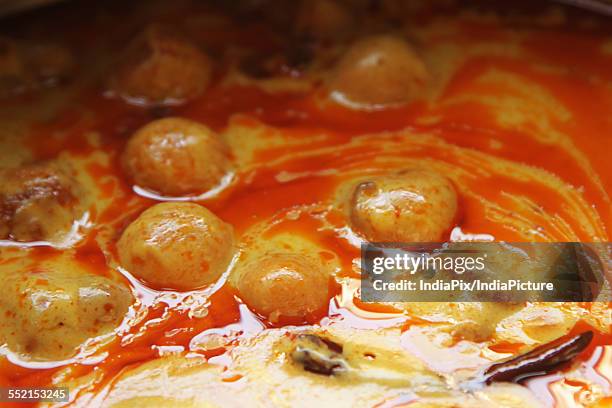 close-up of dum aloo - dum aloo stock-fotos und bilder