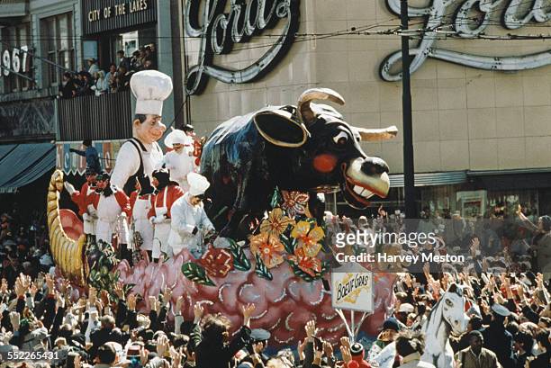 Crowds watch the Rex parade on Mardi Gras Day, New Orleans, Louisiana, USA, circa 1960.