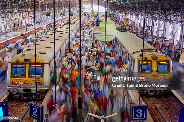 mumbai, victoria terminus railways station - estação de ferroviária imagens e fotografias de stock