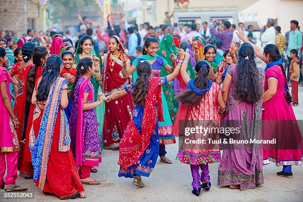 india, gujarat, wedding ceremony - roupa tradicional imagens e fotografias de stock