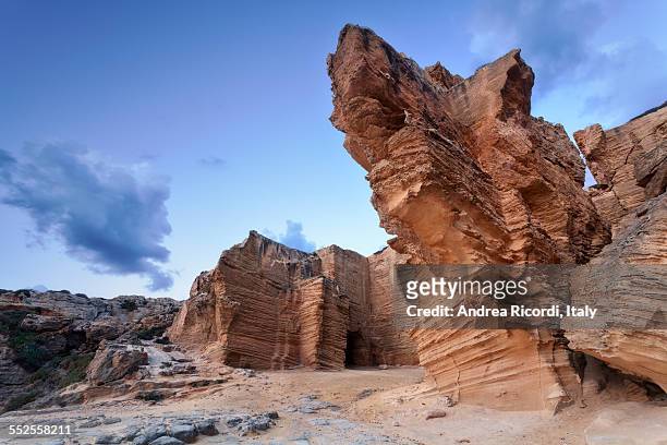 favignana giant tuff cliffs - tufsteenrots stockfoto's en -beelden