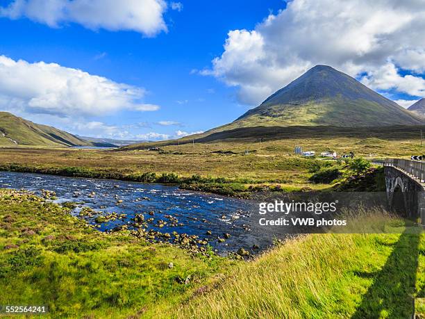 views from sligachan, isle of skye, scotland - glen sligachan 個照片及圖片檔