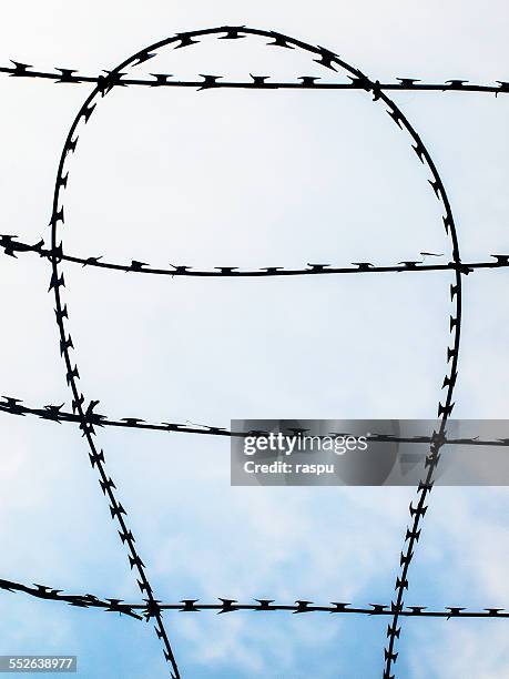 freedom behind the barbed wire - no trespassing segnale inglese foto e immagini stock