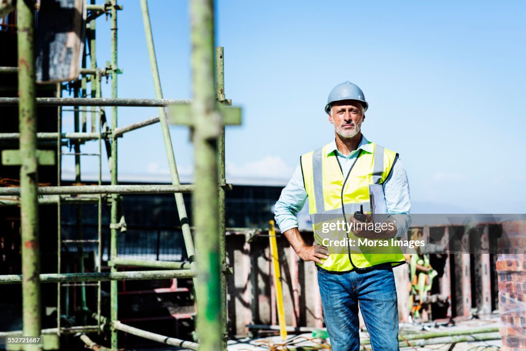 Architecte masculin sur chantier