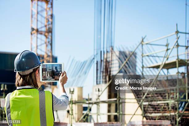 bauingenieur überwacht die baustelle - baustelle gerüst sonne stock-fotos und bilder