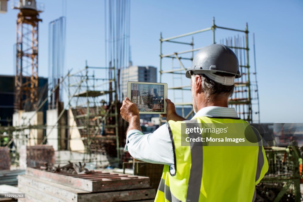 Architecte masculin photographiant un chantier