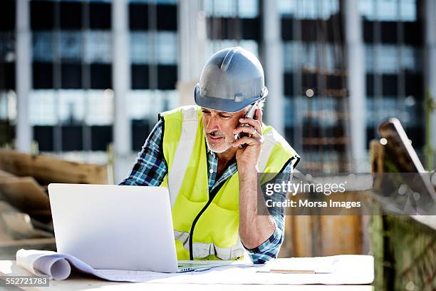 architect working at construction site - construction work in progress stockfoto's en -beelden