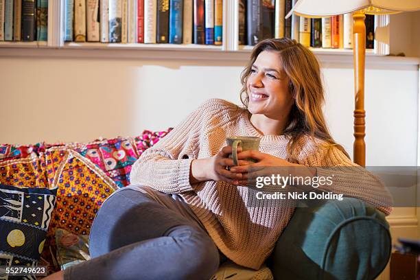 family life 36 - family on couch with mugs stock-fotos und bilder