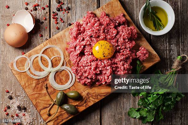 fresh minced beef - wooden board　food fotografías e imágenes de stock