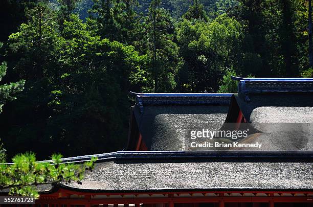 itsukushima shrine roof - 厳島神社 ストックフォトと画像