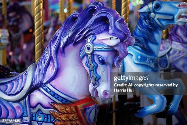 carousel horse - im kreis drehen stock-fotos und bilder