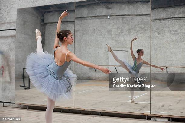 ballerina exercising in front of mirror - ballet dancing 個照片及圖片檔