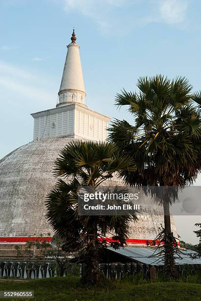 ruvanvelisaya dagoba - ruvanvelisaya dagoba stock pictures, royalty-free photos & images