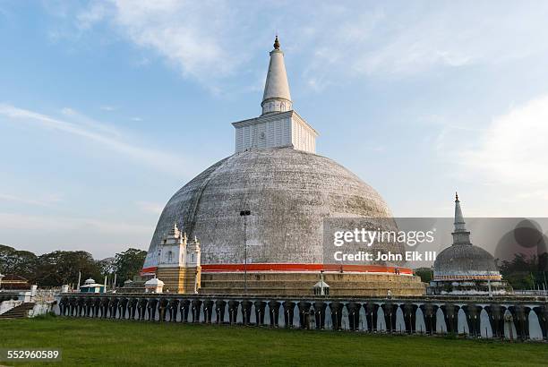 ruvanvelisaya dagoba - ruvanvelisaya dagoba stock pictures, royalty-free photos & images