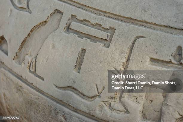 carved hieroglyphics - damlo does stock-fotos und bilder