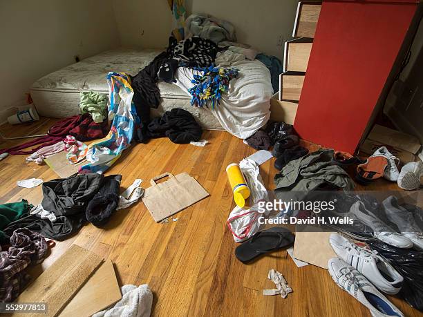 inside a foreclosed house - messy ストックフォトと画像