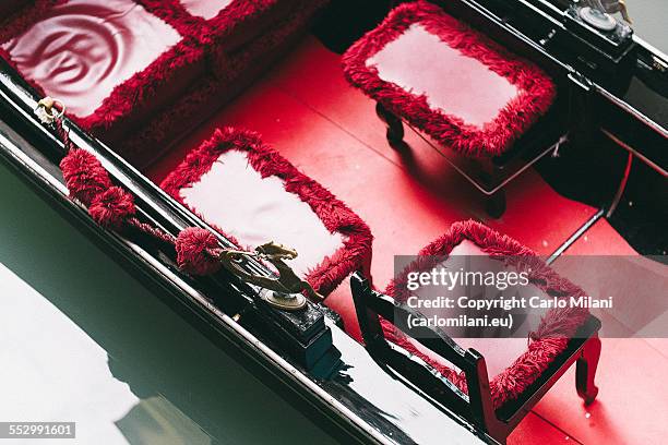 sedersi in una gondola - sedersi stockfoto's en -beelden