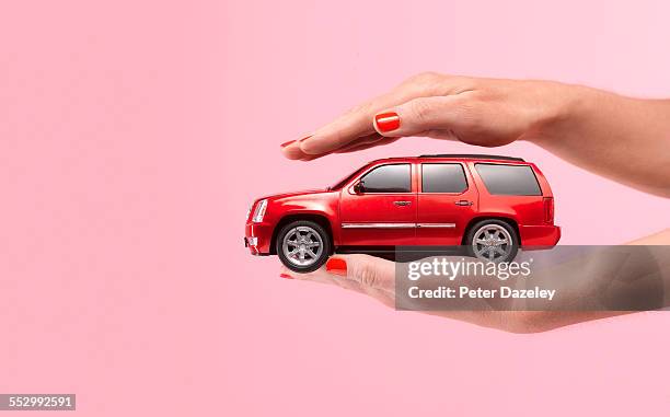 car insurance cover - suv stockfoto's en -beelden