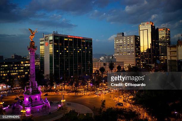 el angel de independencia, mexican landmark - mexico city at night stock pictures, royalty-free photos & images