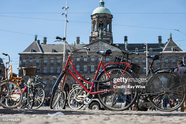 cycles outside the royal palace in  amsterdam - royal palace amsterdam stock-fotos und bilder