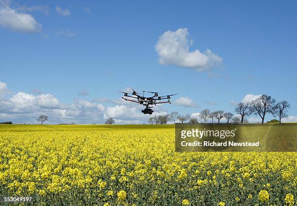 drone in flight - create and cultivate fotografías e imágenes de stock