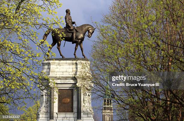 robert e. lee monument - monument avenue richmond stockfoto's en -beelden