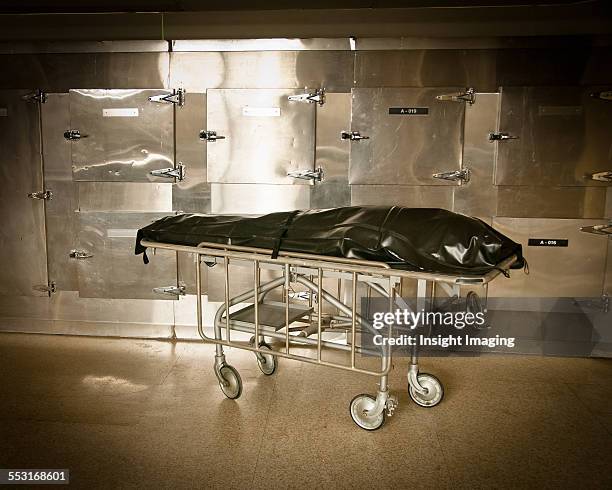 body bag in morgue - sac mortuaire photos et images de collection