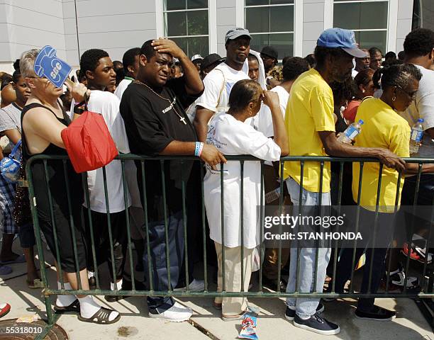 Houston, UNITED STATES: A crowd of Hurricane Katrina survivors wait in the hot sun as they line up to receive a debit card from the Red Cross, 08...