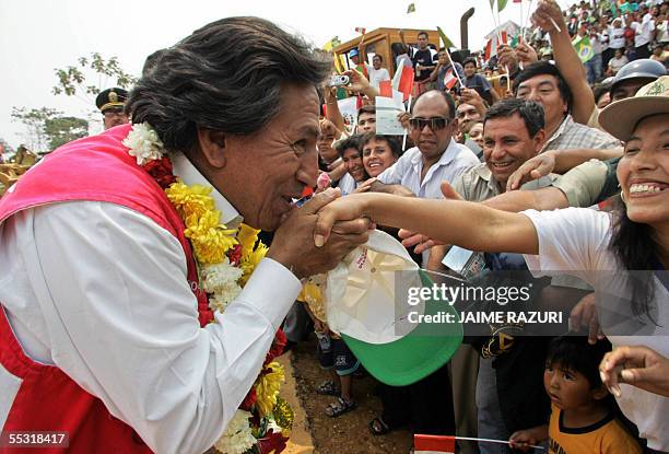 El presidente de Peru Alejandro Toledo besa la mano de una habitante de Puerto Maldonado antes del acto de inauguracion de la construccion de la...