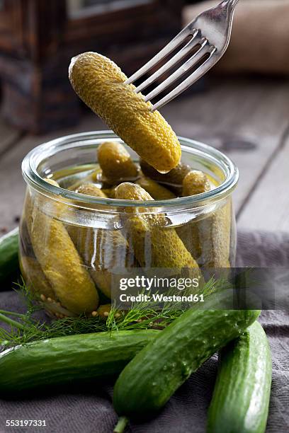 preserving jar of gherkins and cucumbers - aliment en saumure photos et images de collection