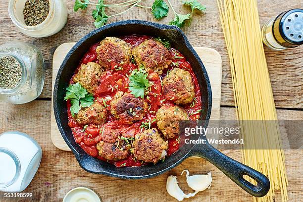 vegan meatless balls in tomato sauce in a cast iron pan - meatball imagens e fotografias de stock